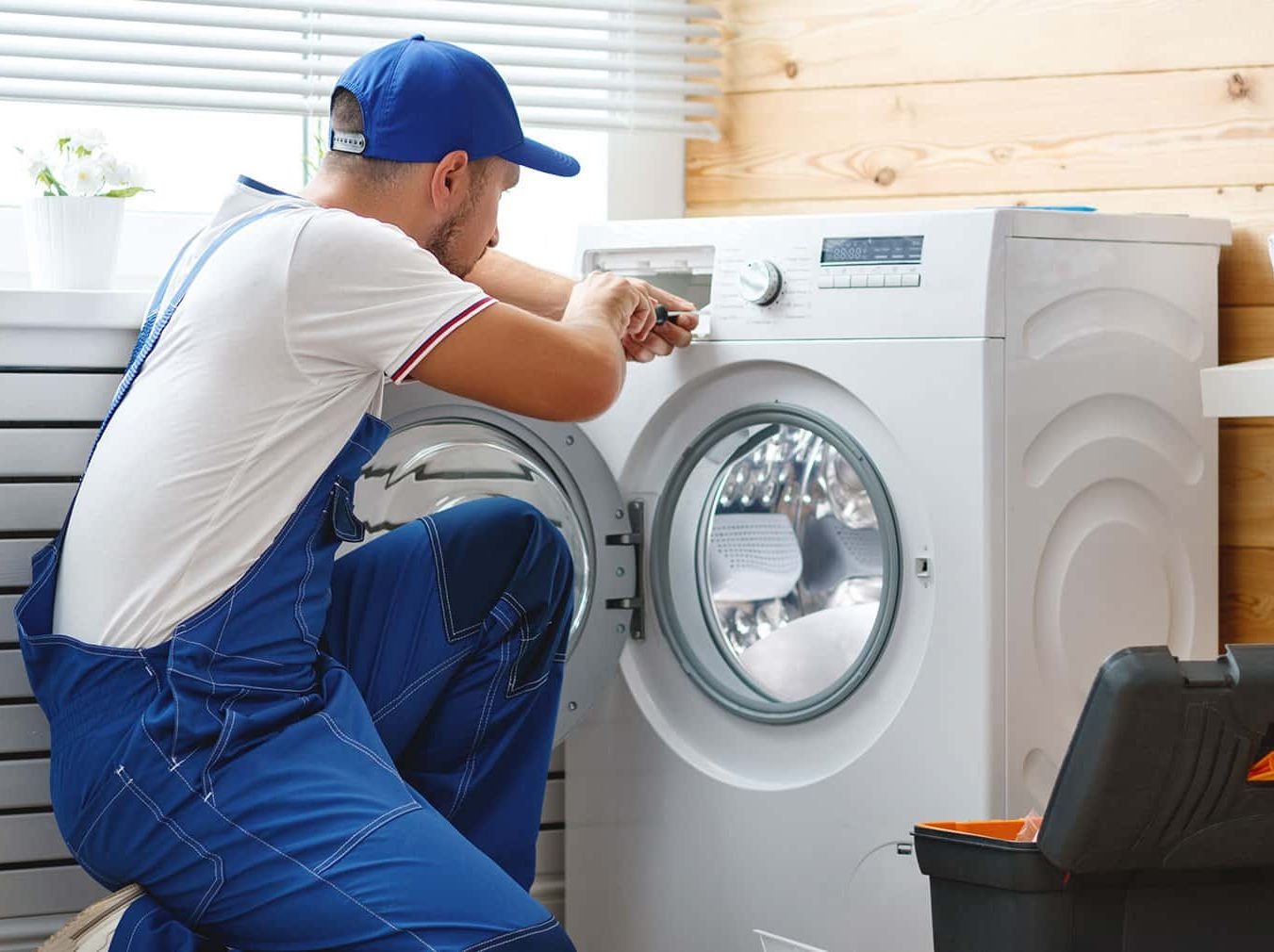 Técnico reparando electrodoméstico Balay en Ayala